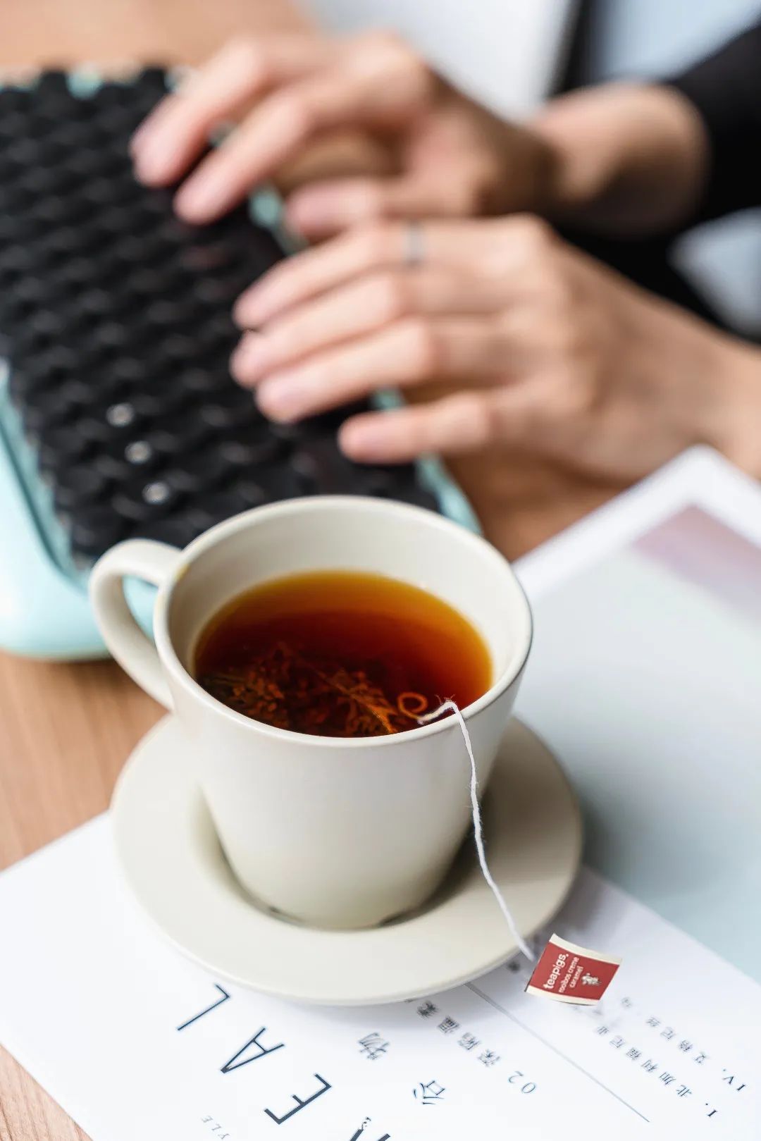 LOOK | 在英国火了大半年的「猪」，喝到了