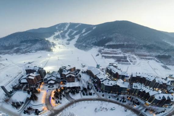 万科松花湖度假区雾凇冰雪节,吉林万科松花湖滑雪场旅游