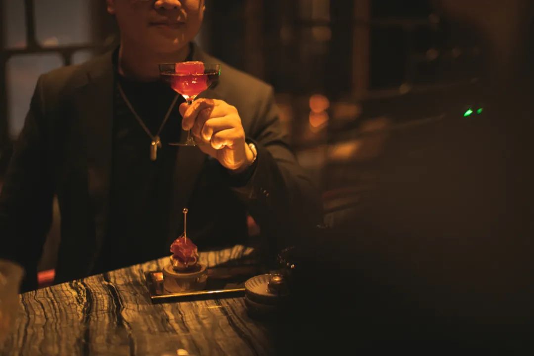 他使我于城市上空“醉”入爱河