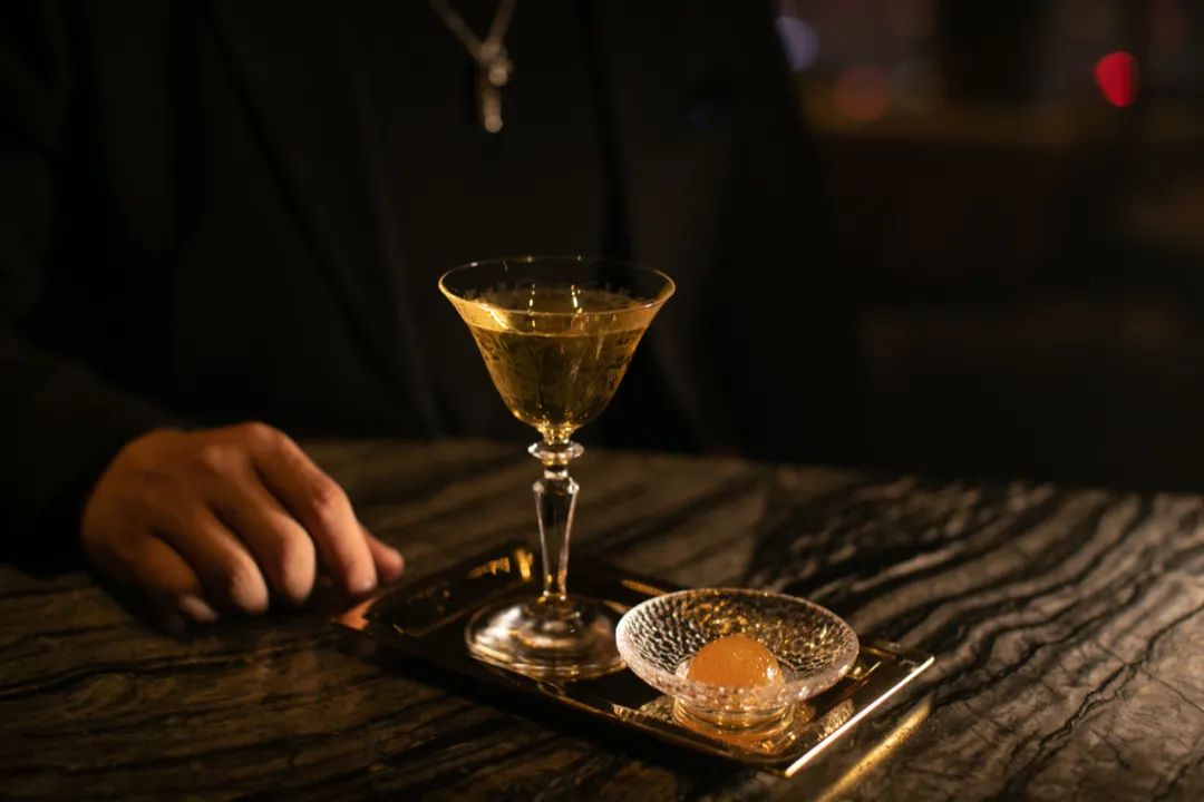 他使我于城市上空“醉”入爱河