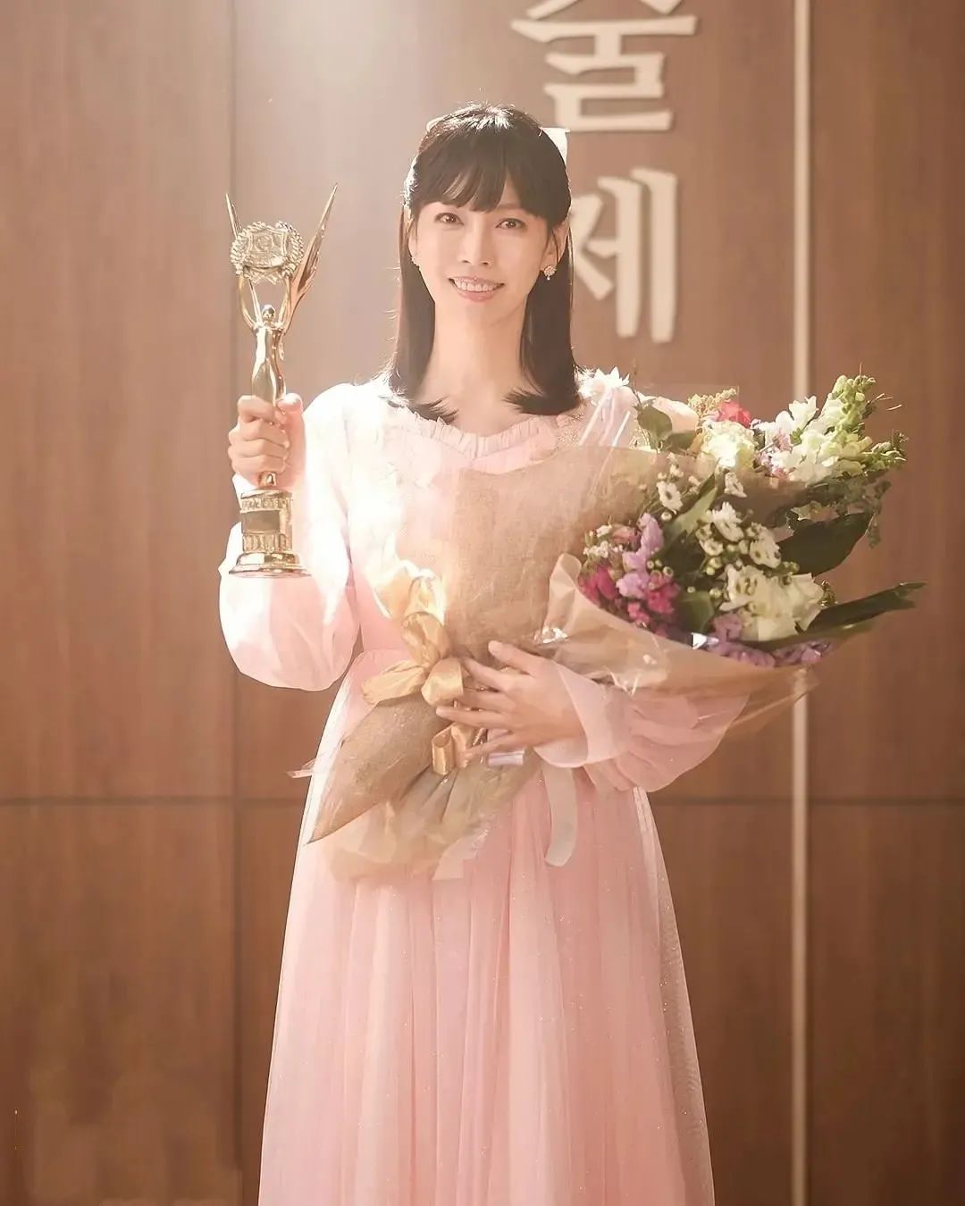 瑞思拜的殿堂级演技，国内热搜也忍不住要给金素妍S卡