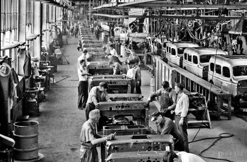 在冰天雪地里飙车,在冰路上飙车