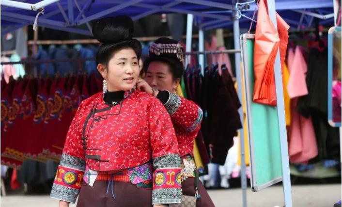 贵州丹寨苗族苗年 (贵阳丹寨苗女赶集)