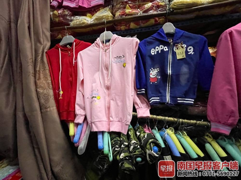 南宁市场上童装安全隐患不少，专家建议：选购童装要“一看二闻三摸”