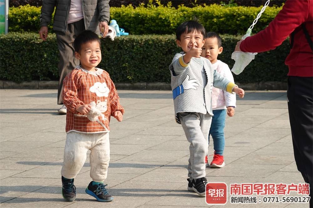 南宁市场上童装安全隐患不少，专家建议：选购童装要“一看二闻三摸”