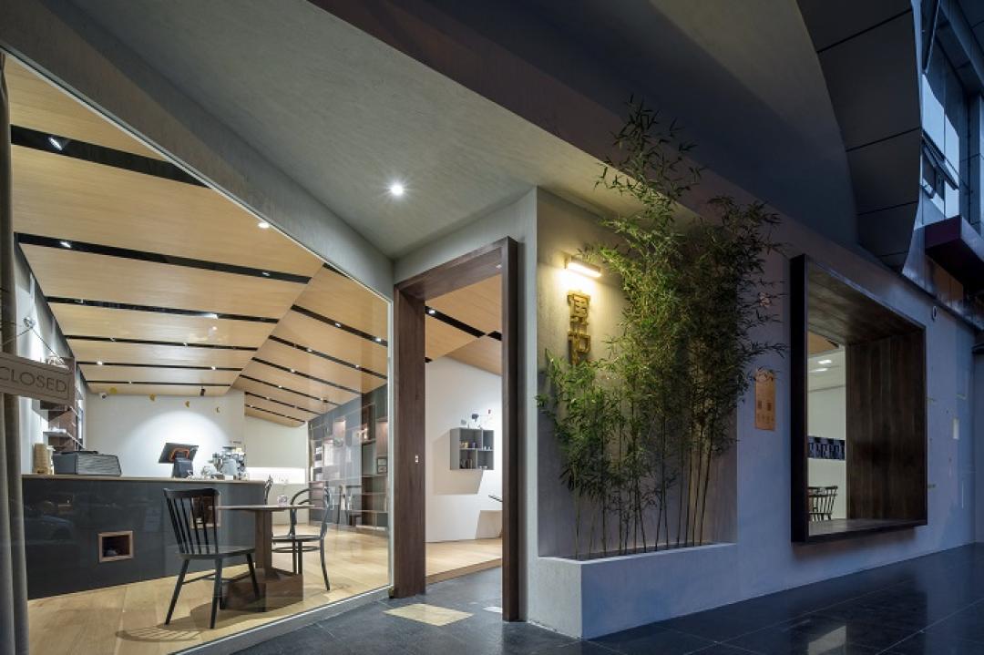 你家楼下的免费展览空间，晒着暖烘烘的太阳散步去吧