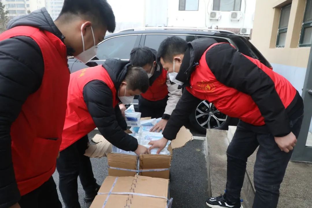 环卫工人一直戴着破旧口罩,给环卫工人送手套和口罩