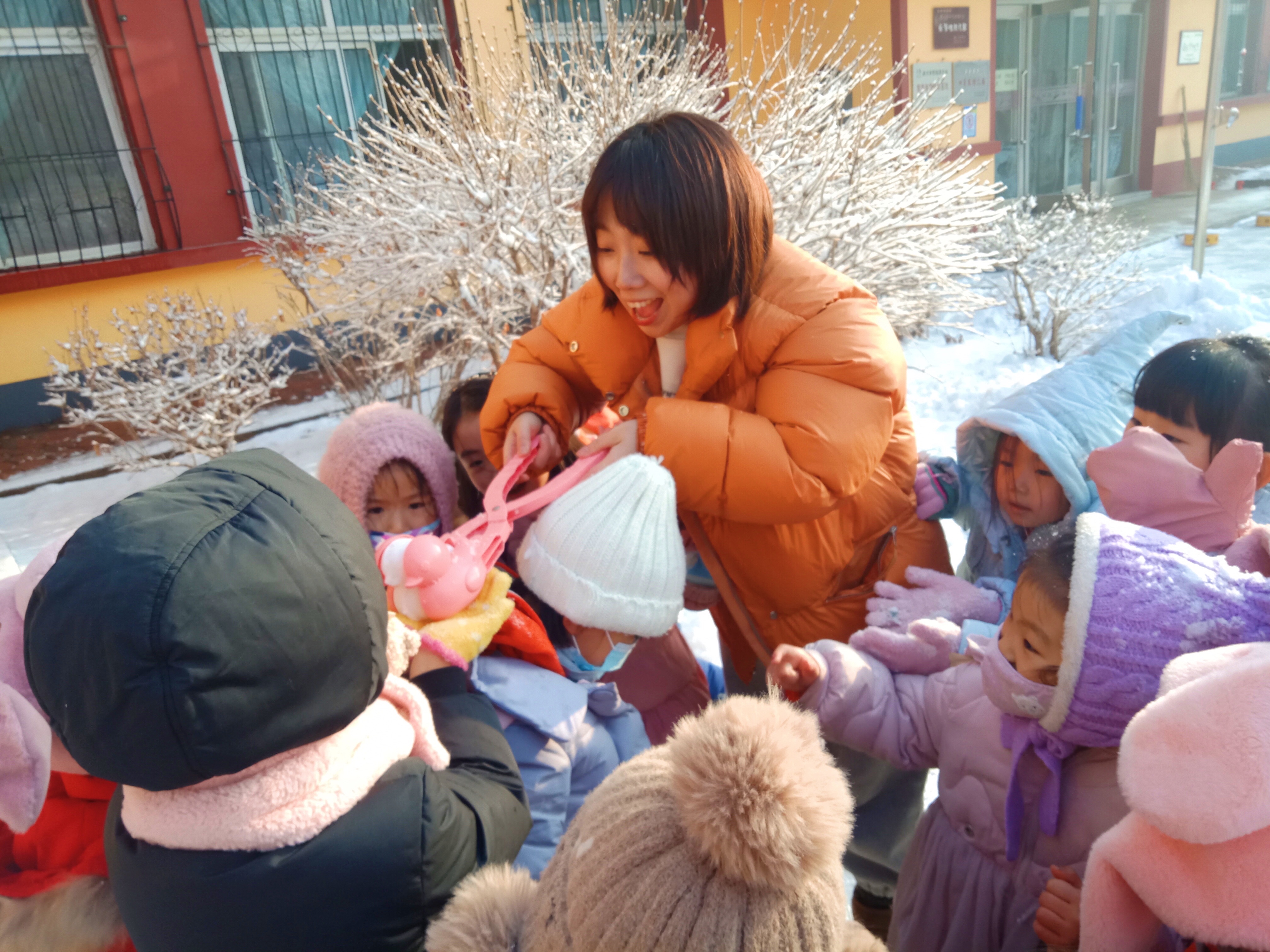 以雪为媒幼儿园娃娃尽享“大自然教科书”