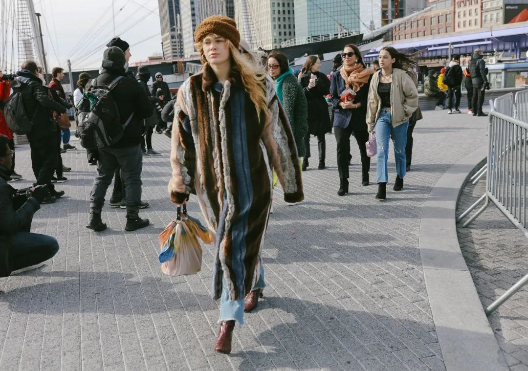 好不容易买了件合适的衣服,皮草环保外套