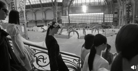 看完CHANEL这场梦幻的花园婚礼,谁不想成为身骑白马的新娘?