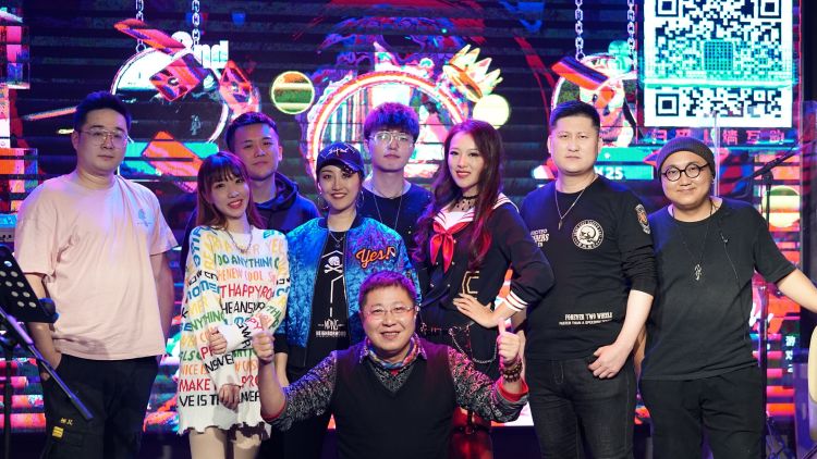 记者日薪300元体验酒吧歌手：我用歌声“撩一撩”夜青岛