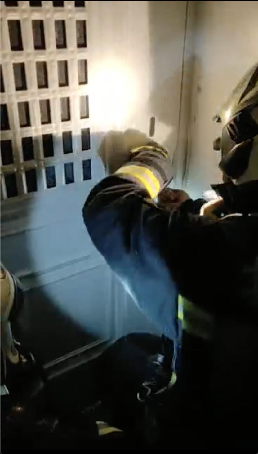 消防员火灾救出小女孩,消防员在火场中救出19岁女孩