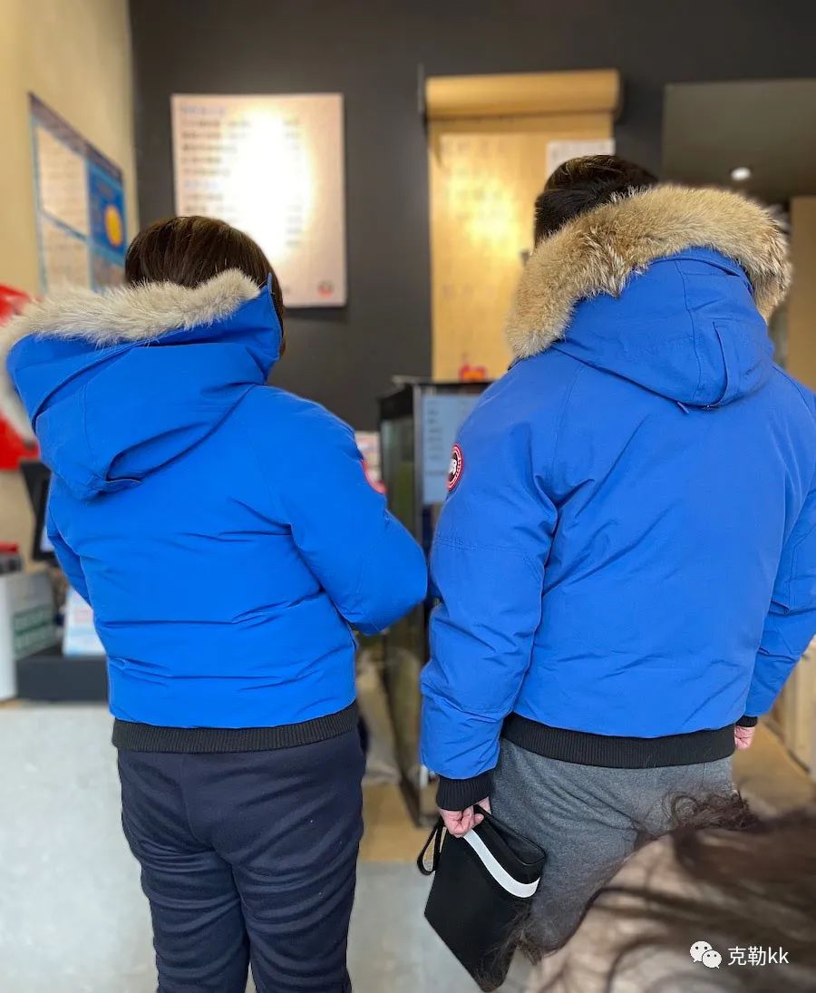 纠结大衣是选黑色还是驼色,纠结买大衣好还是羽绒服好