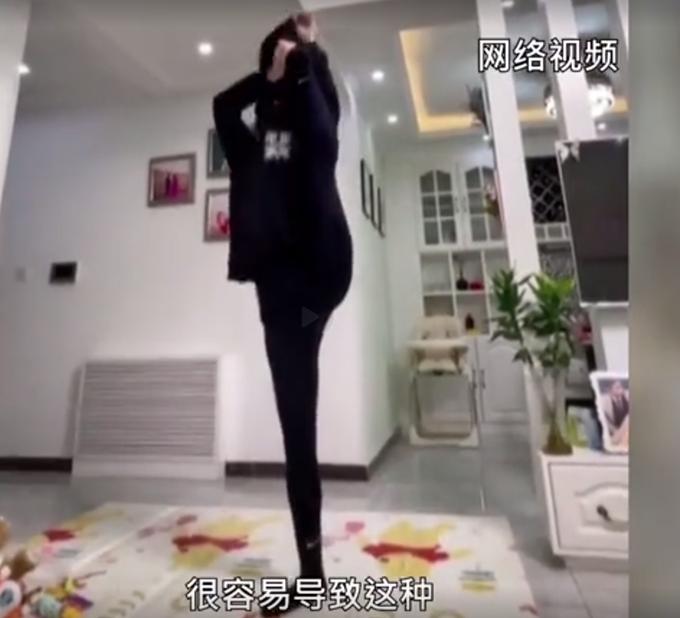 女子模仿单脚脱卫衣悲剧了,女子单腿脱卫衣扭伤腰胯