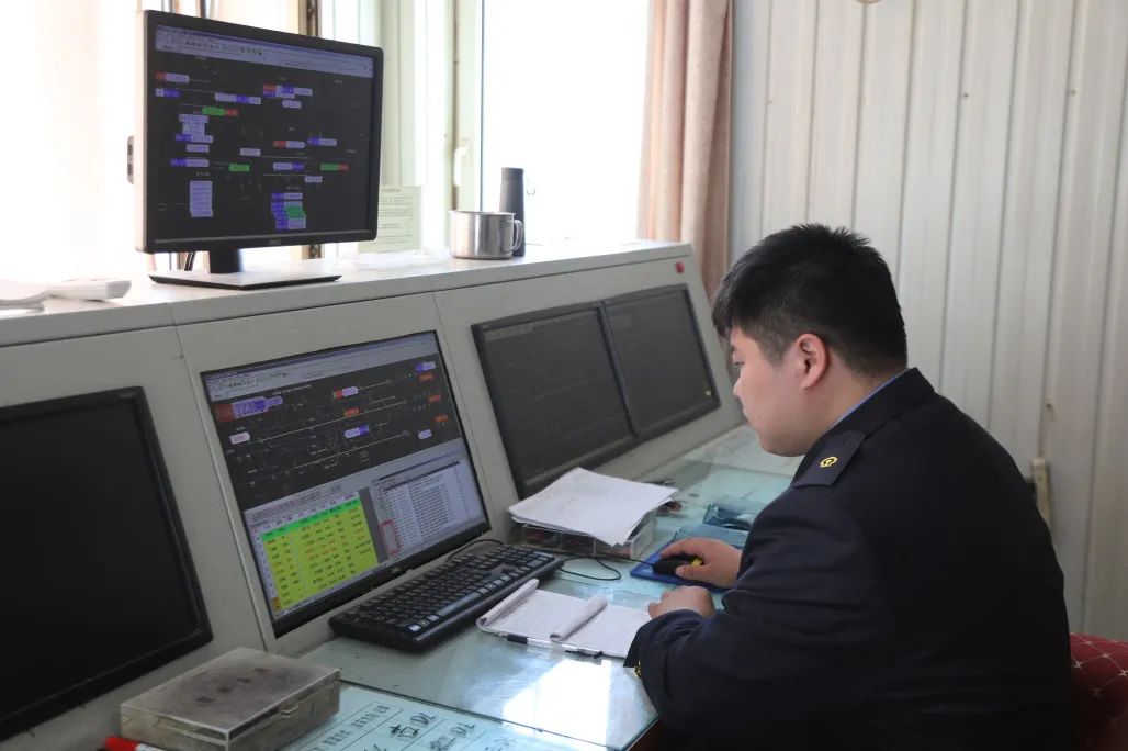 快看！内蒙古这个火车站可看到两列火车同时同方向并行