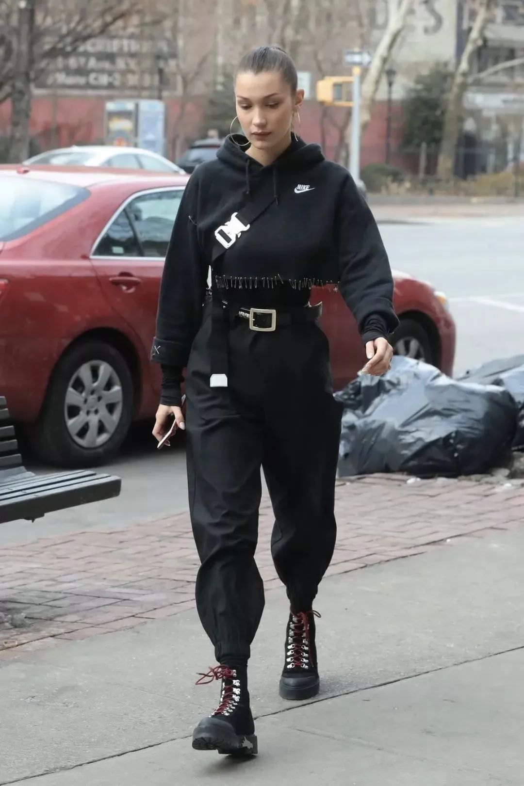 卫衣季节,秋季潮搭连帽卫衣尽显青春活力感