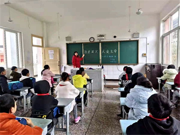 荥经县各校（园）开学第一天