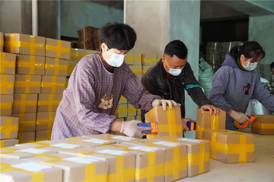 山货“藏宝”多，这对夫妻生意越做越火