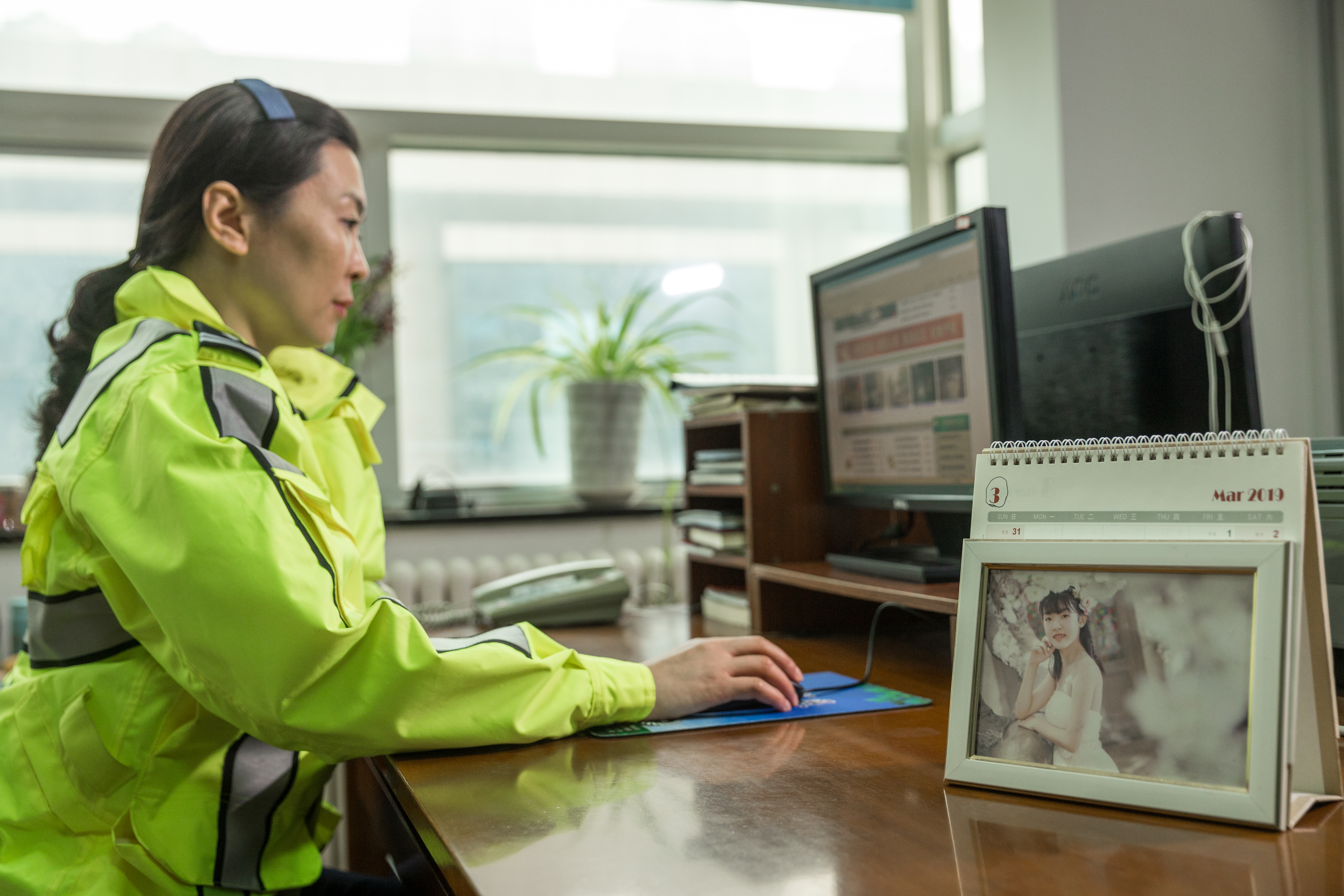 公安交警三八节女民警事迹 (青岛最美交警女警)