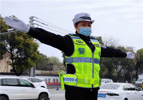 特约记者行：靓丽女交警的手势能看懂吗