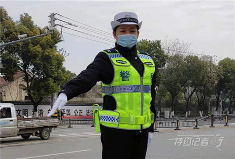 特约记者行：靓丽女交警的手势能看懂吗