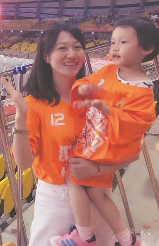 “橙”风破浪，球场边的靓丽风景线