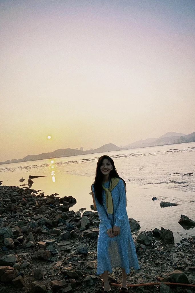 章若楠慵懒风卷发,章若楠慵懒马尾