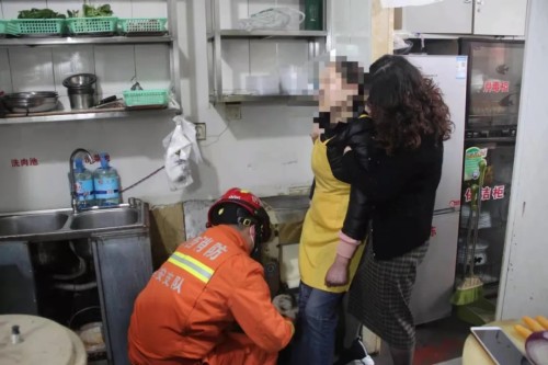 什么？手又双叒叕被夹了，看消防员如何施救