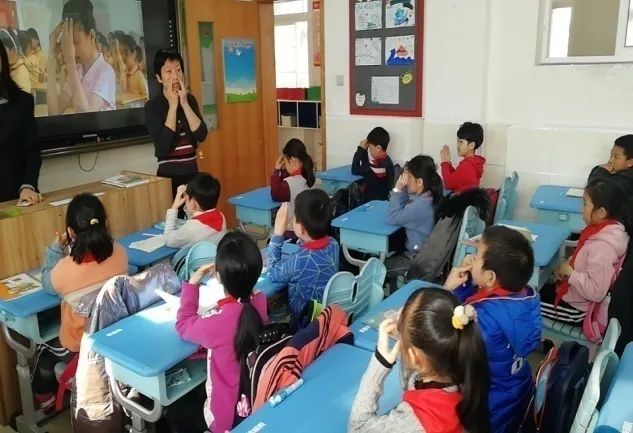 认真做眼操保护好眼睛,做好眼保健操爱护自己的眼睛