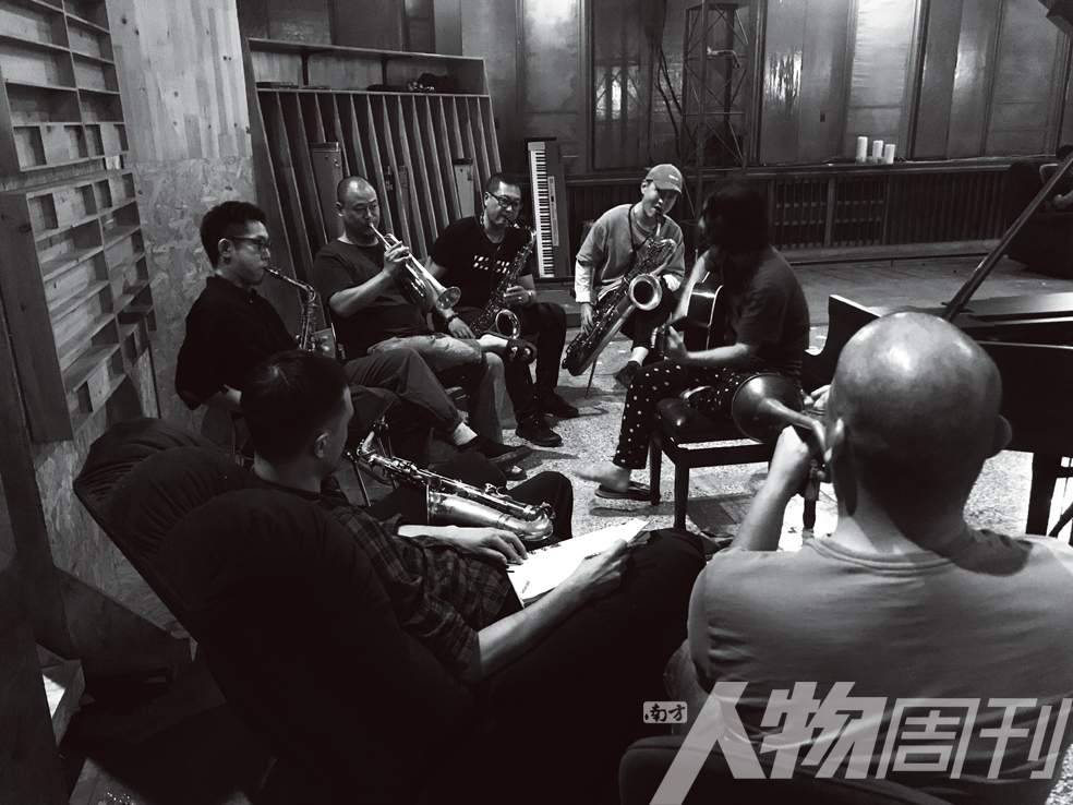 专访万能青年旅店,时代症候里的突围|封面人物