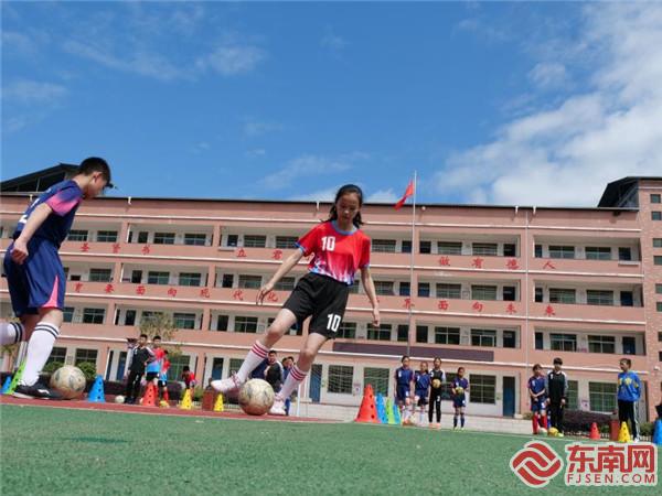 大课间新足球操,大课间足球操节奏感强