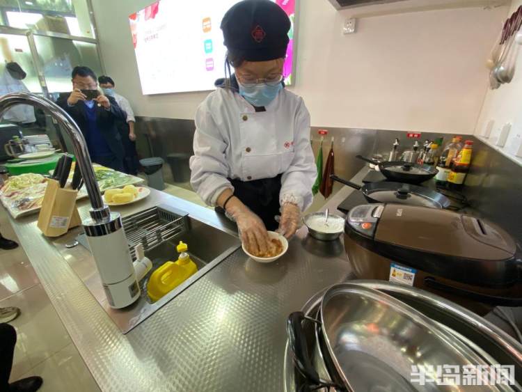 妈妈的味道！这所大学设公益厨房，学生下厨亲手做家乡菜