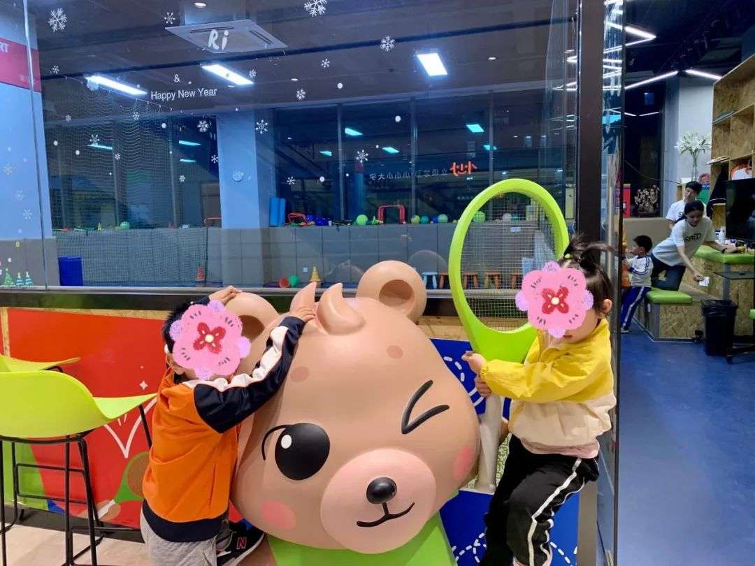 月薪两万,每天4小时,我的工作是陪富家小孩吃喝玩乐