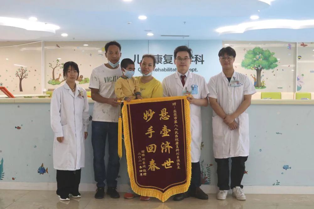 男孩因白血病两次经历骨髓移植,男孩因白血病再次经历骨髓移植