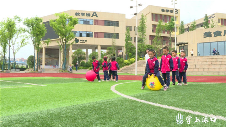 障碍跑小学体育课图片,障碍跑小学体育课红色主题