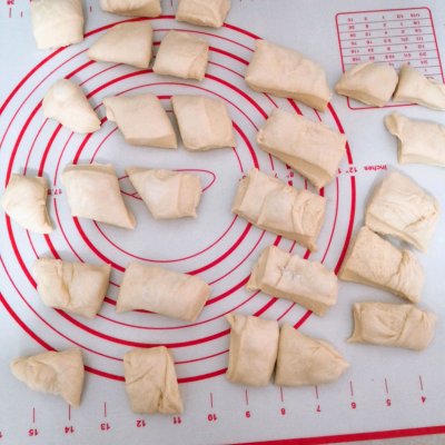 面包面团发酵过度怎么补救,已经发酵好的面团太硬怎么补救