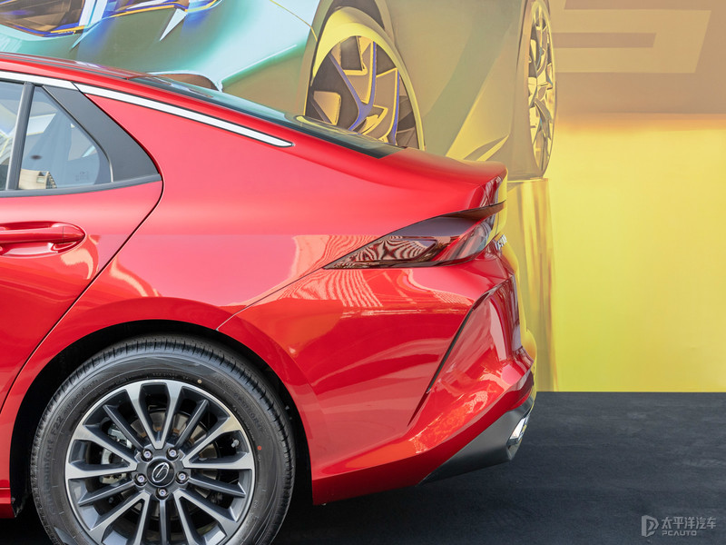 新款起亚嘉华实车曝光,2022丰田皇冠陆放豪华版图片