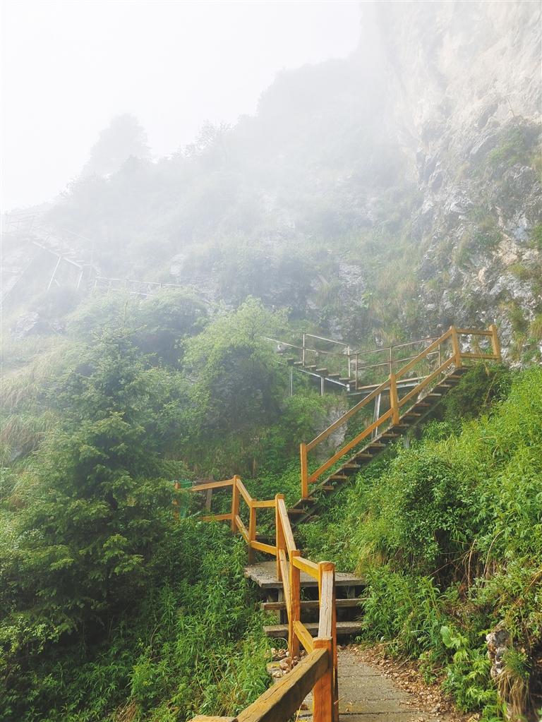 人间仙境莲花山,莲花山观景台半山腰
