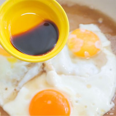 用可乐和鸡蛋做出美食,鸡蛋里倒入可乐和醋