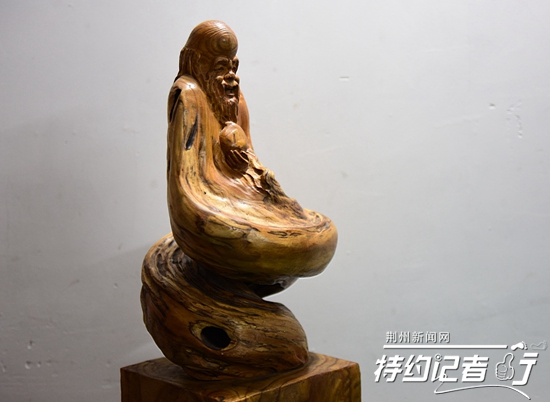 大山里的根雕艺术家,根雕艺术家展示原创根雕作品