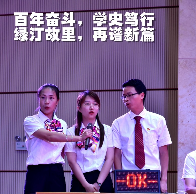 参赛选手斗志昂扬,挑战赛海报的红桃