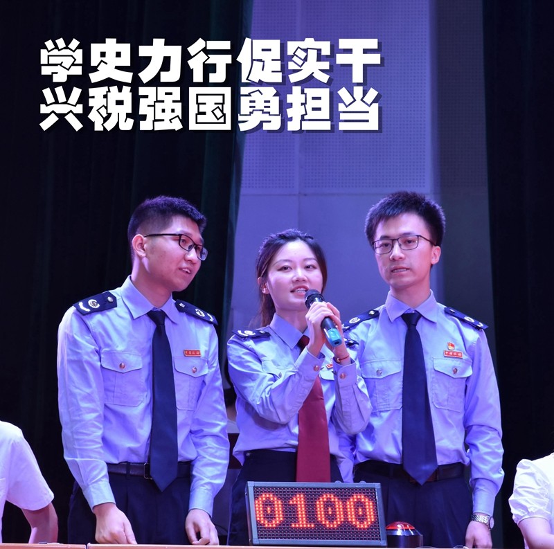 参赛选手斗志昂扬,挑战赛海报的红桃