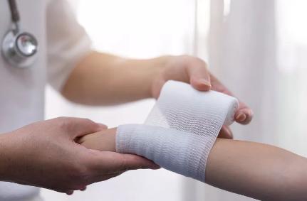 小学生暑假安全教育防止高空坠落,幼儿园幼儿发生意外摔伤如何解决