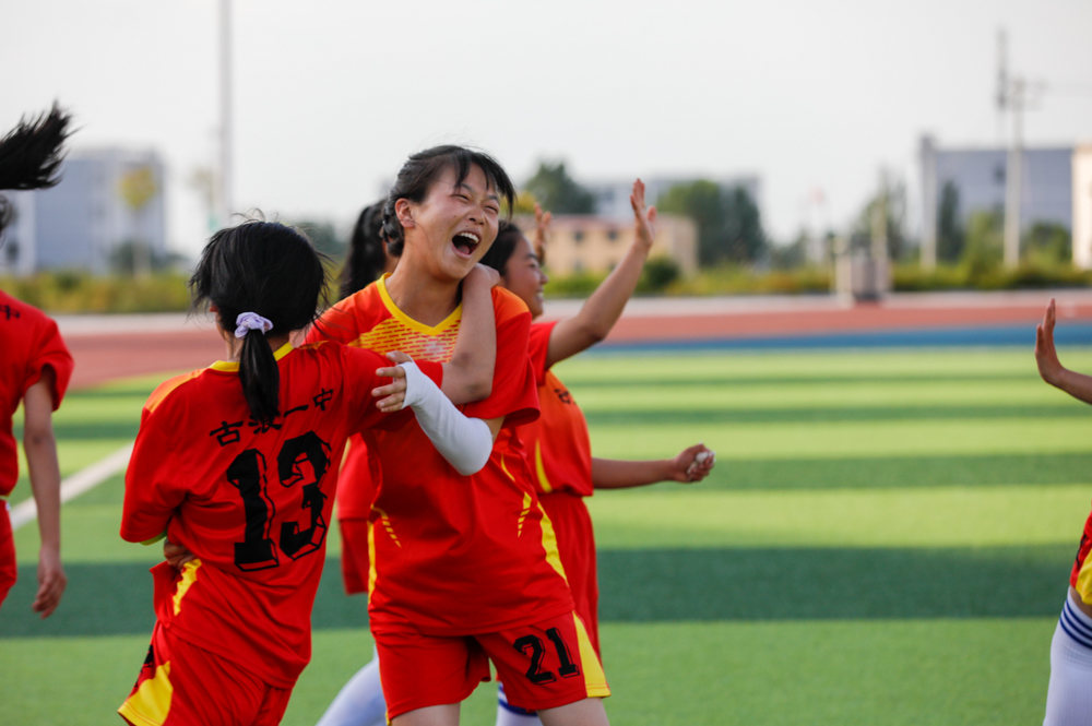 足球赛场上的感动瞬间,足球赛场感动视频