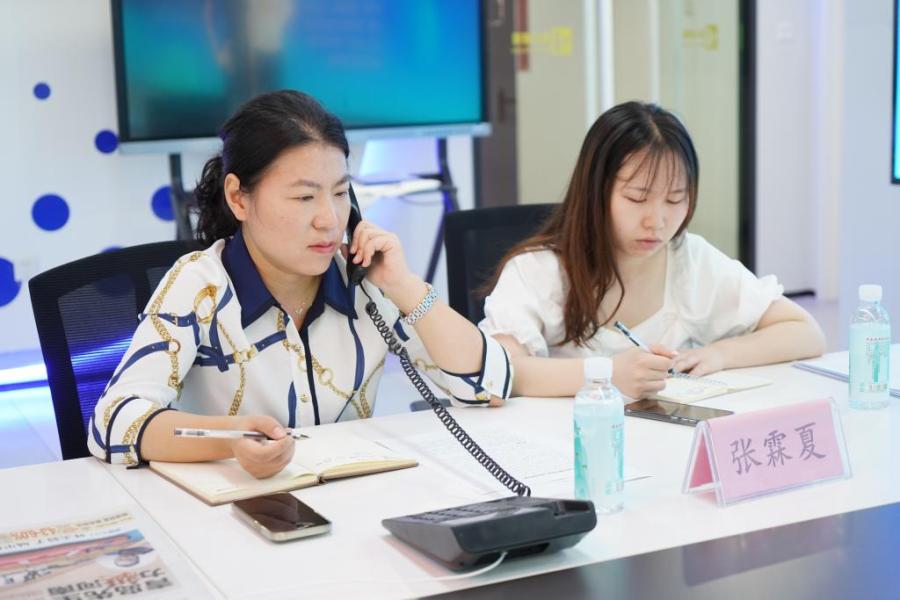 出借银行卡给别人洗钱怎么判,借银行卡帮人转账10万犯法