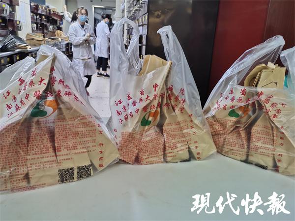 95后青年志愿者助力社区防疫值守,90后小伙为抗疫一线送爱心餐