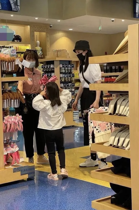 董璇带女儿出游被偶遇，母女俩穿亲子装互动超有爱，小酒窝五官神似高云翔