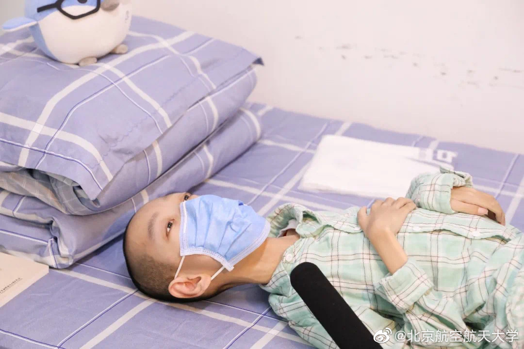 体重18公斤北航新生报到！立志做中国“霍金”的邢益凡，加油