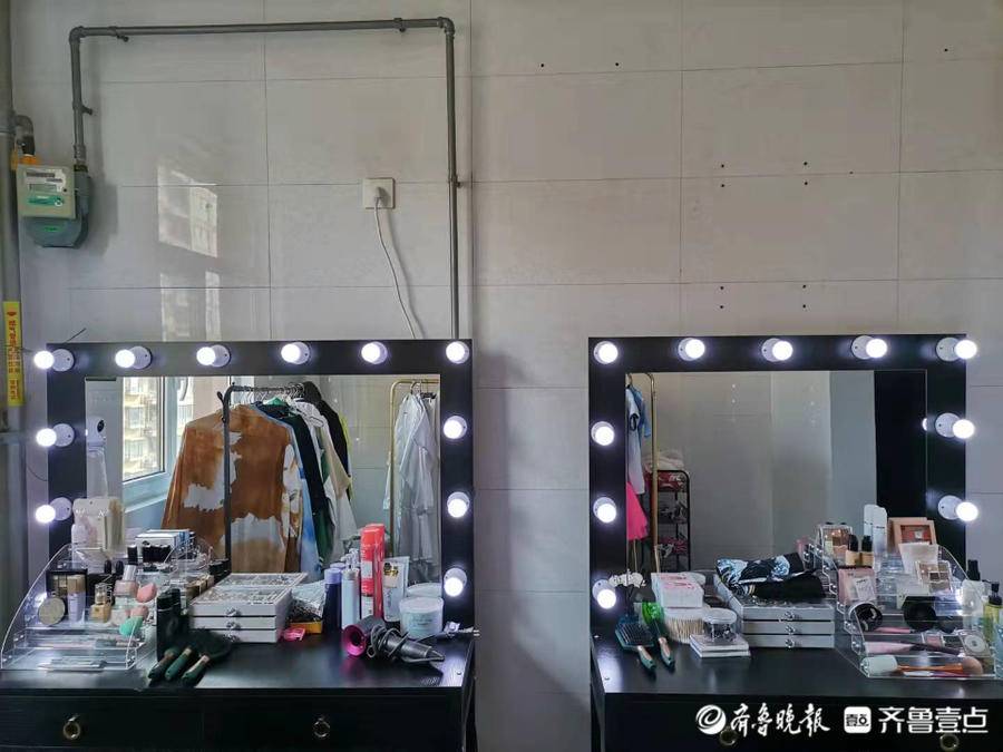 视频｜自助拍大片，年轻人追捧的换装自拍馆你体验过吗？