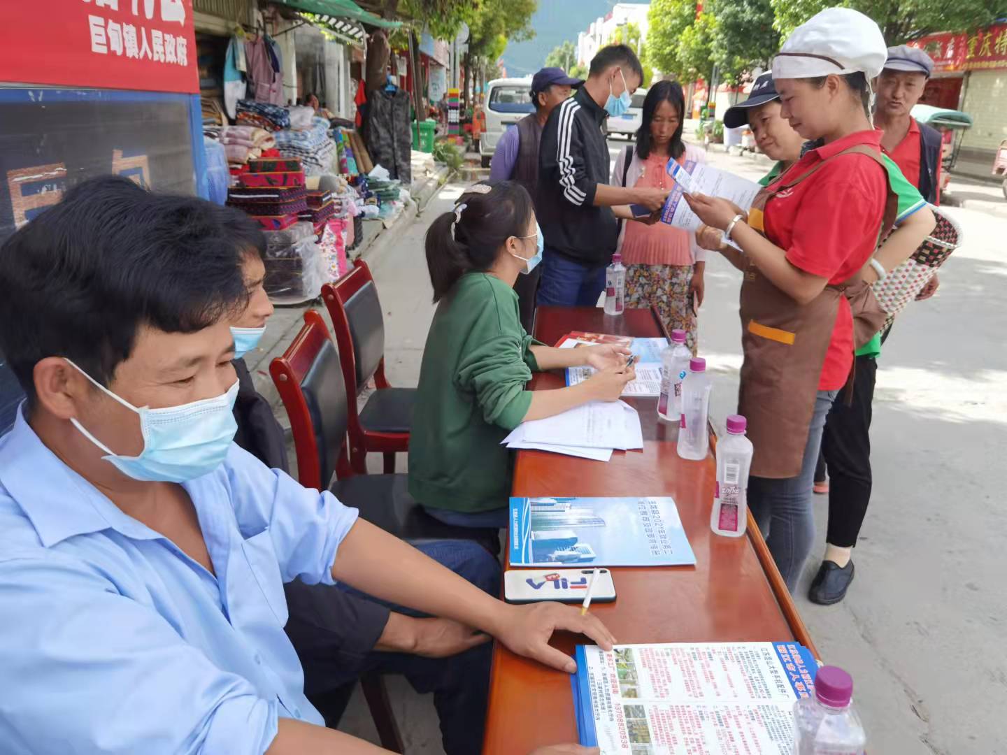 解外出务工村民之忧玉龙县第一家劳务输出服务站在巨甸镇挂牌成立